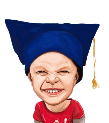 Ritratto di testa e spalle di un ragazzo con un sorriso enorme e un cappello di laurea